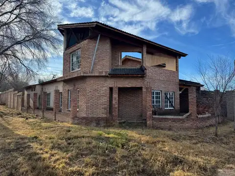 Casa en venta, Juana Koslay. Zona Grido. Amplio terreno en esquina