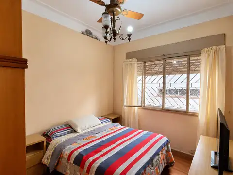OPORTUNIDAD PH A MEJORAR EN EL CORAZON DE VILLA DEL PARQUE 2 DORM Y DEPENDENCIA DE SERVICIO 1BAÑO Y TOILETTE