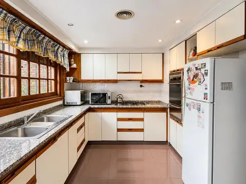 Casa en Venta con 4 cocheras