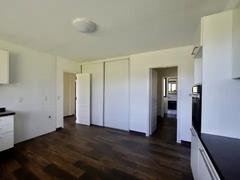 Casa en Alquiler con 2 cocheras
