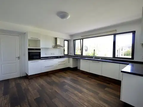 Casa 8 ambientes con 4 baños