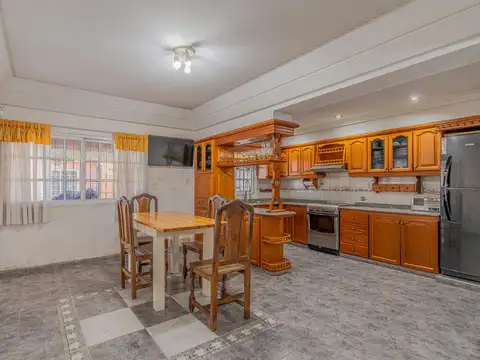 CASA 4 AMB - LOTE  8,66 X 32 - GARAGE - QUINCHO COMPLETO - PISCINA