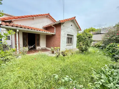 Chalet en venta en Florida sobre Lote Propio con Jardin, 3 Dorm, Garage, a Modernizar