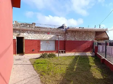 Casa venta 4 ambientes y 3 locales Mariano Acosta