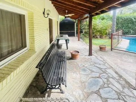 APTO CRÉDITO casa en venta 5 amb CON PILETA FRENTE AL GOLF EN COUNTRY LOS HORNEROS.