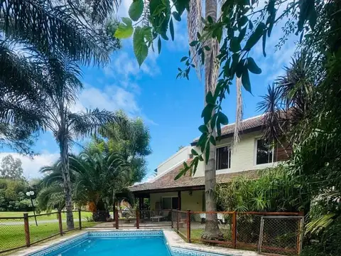 APTO CRÉDITO casa en venta 5 amb CON PILETA FRENTE AL GOLF EN COUNTRY LOS HORNEROS.