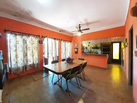 Casa 4 ambientes con 2 baños