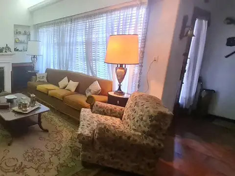 APTO CREDITO - TOMA MENOR VALOR - Casa de 4 ambientes con patio, terraza y cochera para refaccionar.
