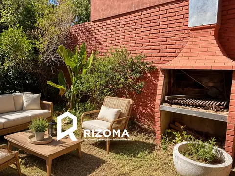 Casa en Una Planta con Jardín y Garage. Luz, Agua y Gas Renovados en 2013, Martínez, Apto Crédito