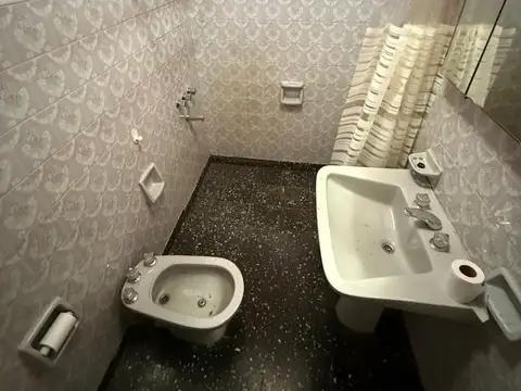 Casa en alquiler en Ludueña de dos dormitorios, patio de considerables dimensiones