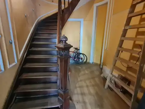 CASA DE 7 AMBIENTES CON LOCAL A LA CALLE