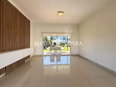 Casa en Alquiler con 2 cocheras