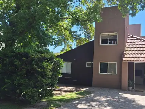 Casa en Alquiler con 2 cocheras