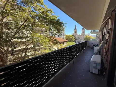 3 ambientes al frente con balcón. A metros Plaza Guadalupe.