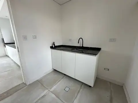 Casa en Alquiler con 4 cocheras