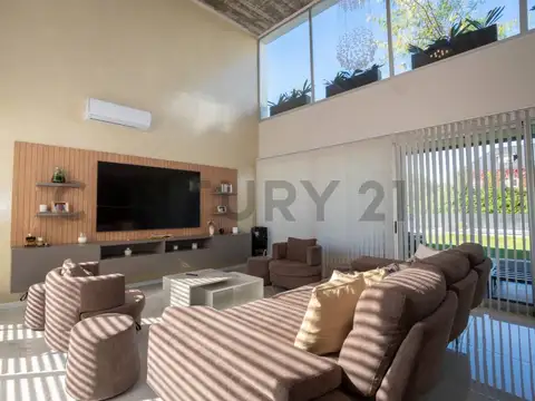 Casa en Venta con 2 cocheras