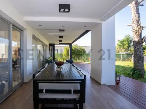 Casa 5 ambientes con 4 baños