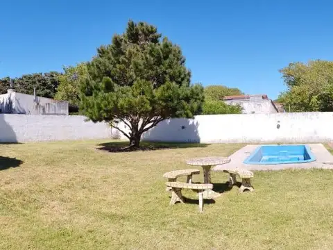 casa EN VENTA 4 amb a una cuadra del mar. UNICA CON FONDO PILETA Y GARAGE