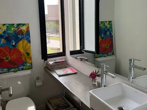 Casa 4 ambientes con 3 baños