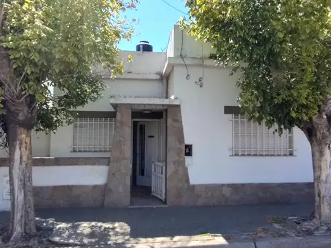 Casa a reciclar ideal ampliacion en Planta alta. Excelente ubicacion . Oportunidad.