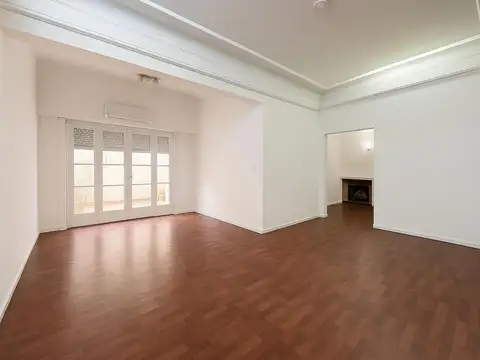 Departamento de 4 ambientes con patio en Planta Baja