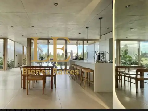 Casa en Venta con 4 cocheras