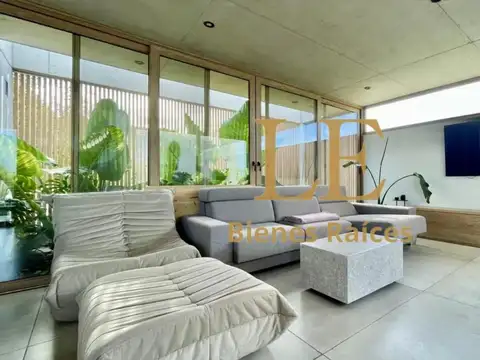 Casa en Venta con 4 cocheras