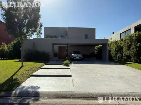 Casa en Venta con 6 cocheras