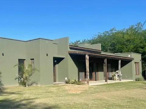 Casa en venta - 3 Dormitorios 3 Baños - 258Mts2 -Terreno 10,600- Monte