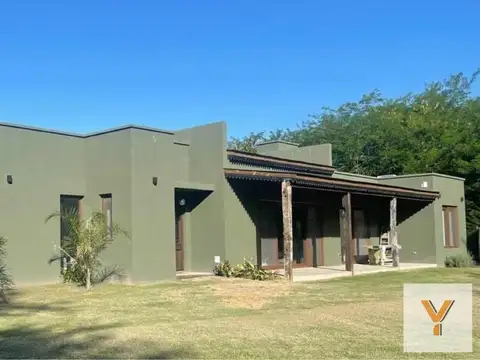 Casa en venta - 3 Dormitorios 3 Baños - 258Mts2 -Terreno 10,600- Monte