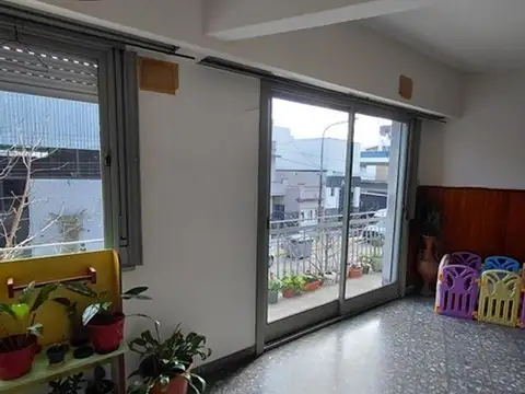Departamento 3 ambientes con balcon al frente en ochava
