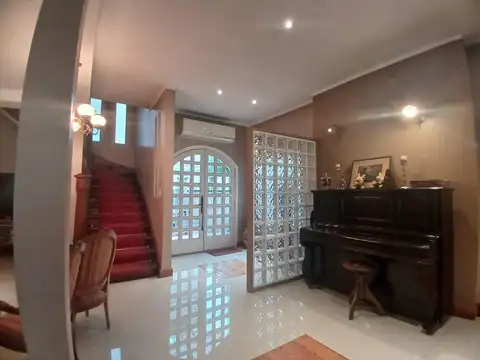 Casa 5 ambientes con 4 baños