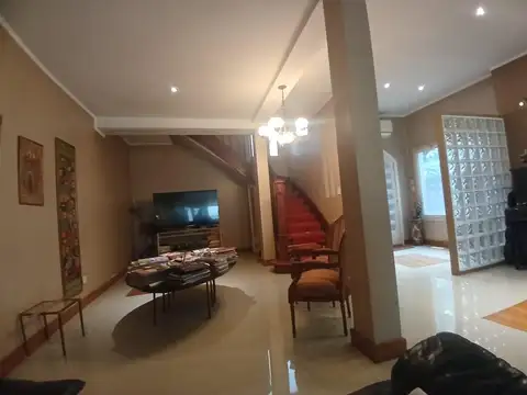 Casa 5 ambientes con 4 baños