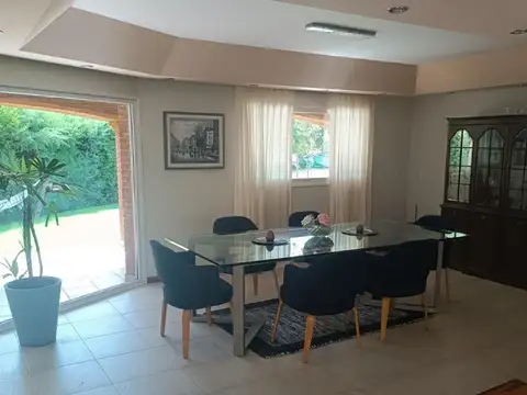Casa en Alquiler con 4 cocheras