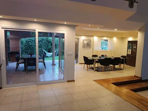 Casa 6 ambientes con 4 baños