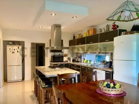 Casa en Venta con 3 cocheras