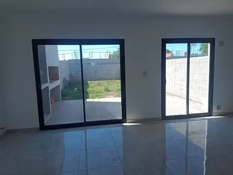 Casa 4 ambientes con 2 baños