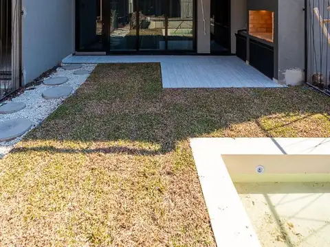 Casa 3 dormitorios con cochera en complejo residencial.
