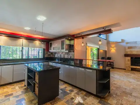 Casa en Venta con 2 cocheras