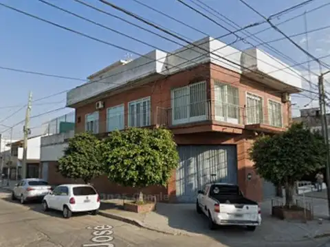 EXCELENTE NAVE INDUSTRIAL A LA VENTA (EN PLANTA BAJA). POSIBILIDAD DE COMPRAR VIVIENDA ANEXA (EN PLANTA ALTA).