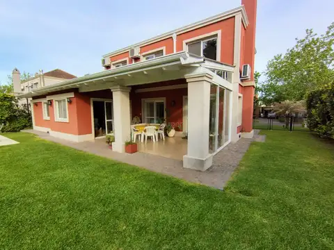 Casa a la venta de 6 ambientes en Barrio Los Jazmines. Pilar -