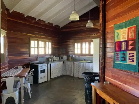 CASA QUINTA ESTILO CABAÑA CON PILETA SOBRE AMPLIO LOTE DE 1 HA