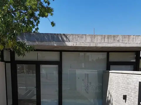 COMPLEJO PROFESIONAL DE 369 M2, con 7 consultorios y Oficinas.