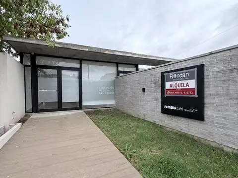 COMPLEJO PROFESIONAL DE 369 M2, con 7 consultorios y Oficinas.