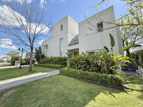 Divina Casa en Lote Interno a la Venta en Barrio Talar Del Lago 2