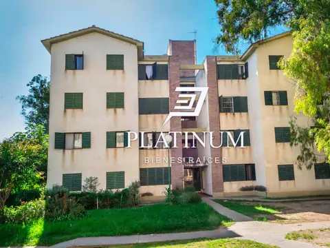 VENTA OPORTUNIDAD – DEPARTAMENTO EN PLANTA BAJA TOTALMENTE REMODELADO CON PATIO Y COCHERA