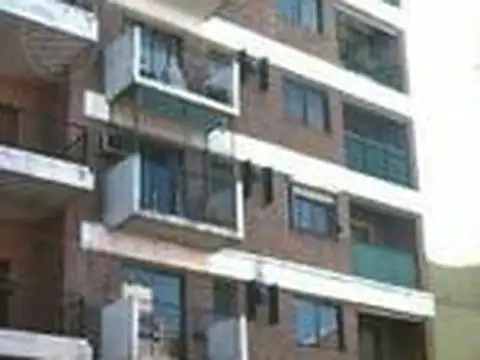 EXCELENTE LOCAL CON VIDIRIERA CONSULTE 3 X 8