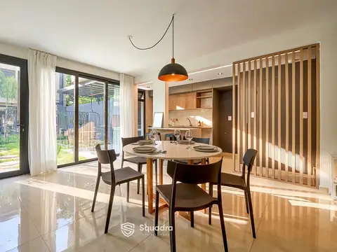 VENTA - Casa de 4 dormitorios, con pileta exclusiva. Fisherton, Rosario.