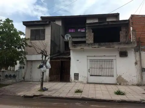 Amplia casa  en venta  con departamento en Laferrere
