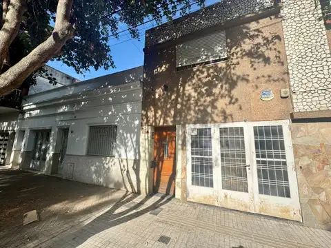 Casa de pasillo en venta en Luis Agote
